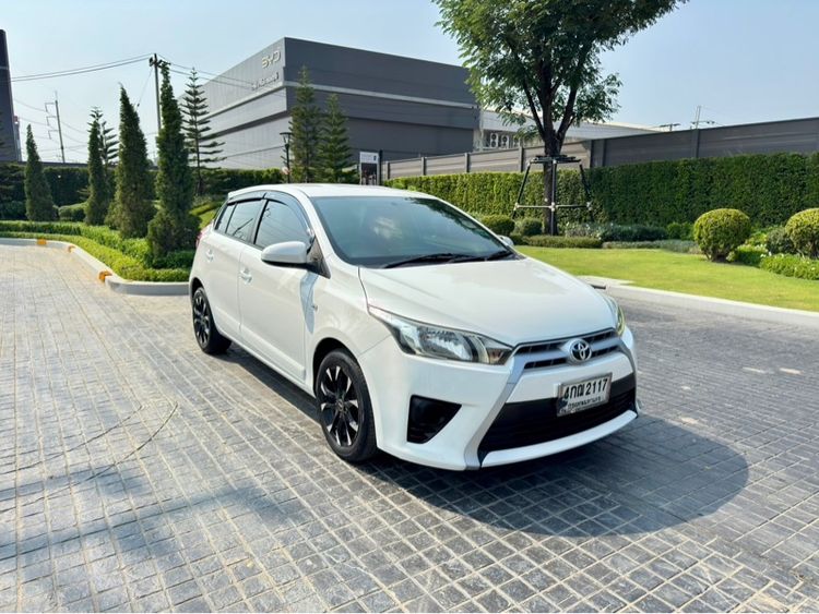 รถ Toyota Yaris 1.2 E สี ขาว