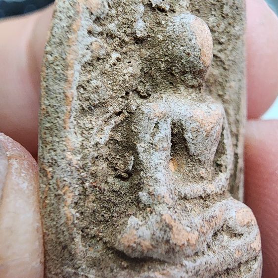 พระคงมีเกศ (ทรงเทวดา) เนื้อดิน กรุลําพูน ส่งฟรีทั่วประเทศ รูปที่ 6