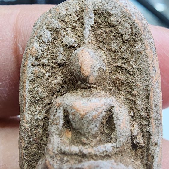 พระคงมีเกศ (ทรงเทวดา) เนื้อดิน กรุลําพูน ส่งฟรีทั่วประเทศ รูปที่ 3