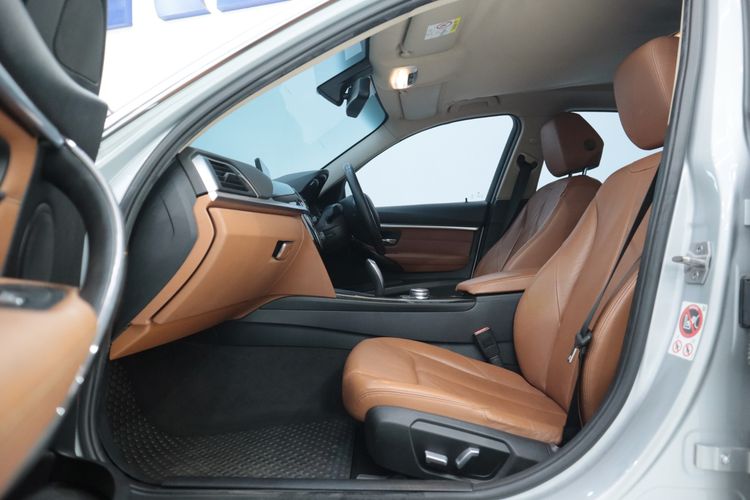 BMW Series 3 2015 320d Sedan ดีเซล ไม่ติดแก๊ส เกียร์อัตโนมัติ เทา รูปที่ 4