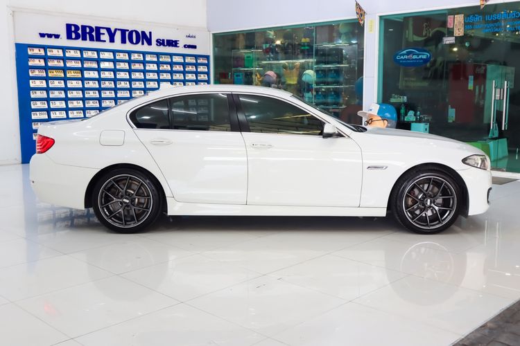 BMW Series 5 2015 520d Sedan ดีเซล ไม่ติดแก๊ส เกียร์อัตโนมัติ ขาว รูปที่ 2