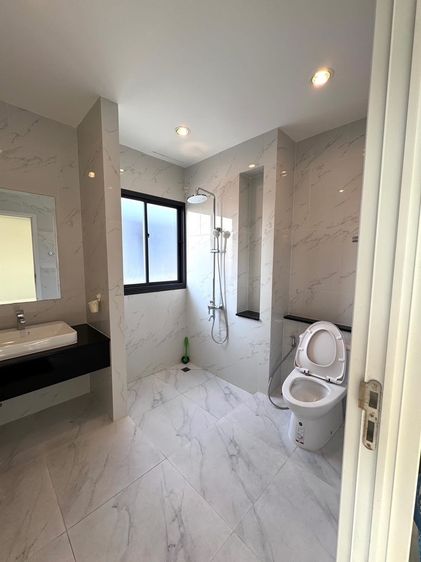 เซ้งร้านเสริมสวย อ่อนนุช 41 ริมถนน หน้าโครงการ The Master  (ม้าสีทองอยู่ด้านหน้า) ตึกโดดเด่น รูปที่ 2