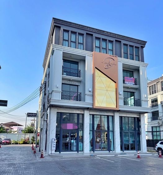 เซ้งร้านเสริมสวย อ่อนนุช 41 ริมถนน หน้าโครงการ The Master  (ม้าสีทองอยู่ด้านหน้า) ตึกโดดเด่น