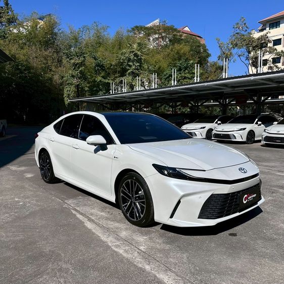 รถ Toyota Camry 2.5 HEV Premium Luxury สี ขาว
