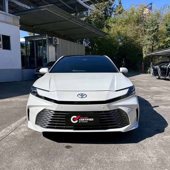 Toyota Camry 2025 2.5 HEV Premium Luxury Sedan ไฮบริด ไม่ติดแก๊ส เกียร์อัตโนมัติ ขาว รูปที่ 2
