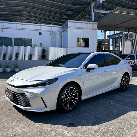 Toyota Camry 2025 2.5 HEV Premium Luxury Sedan ไฮบริด ไม่ติดแก๊ส เกียร์อัตโนมัติ ขาว รูปที่ 3