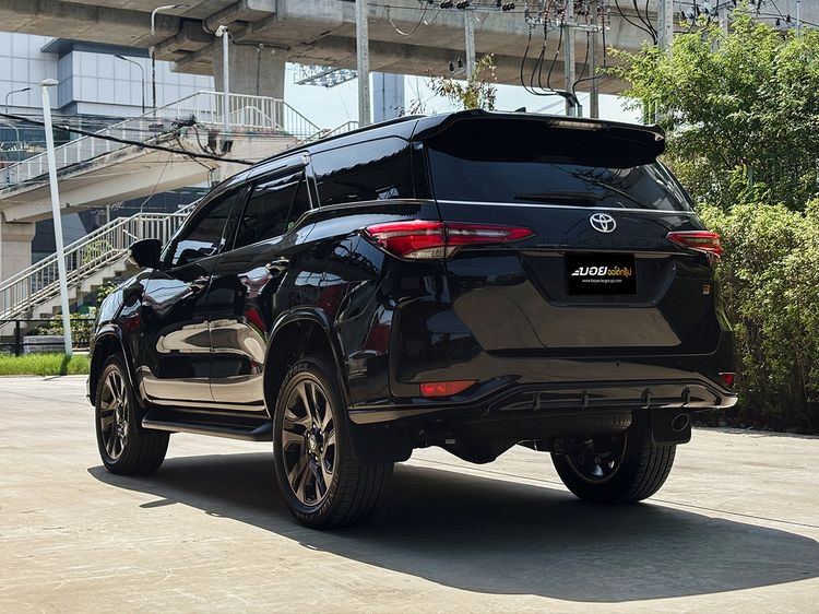 Toyota Fortuner 2023 2.8 GR Sport 4WD Utility-car ดีเซล ไม่ติดแก๊ส เกียร์อัตโนมัติ ดำ รูปที่ 4