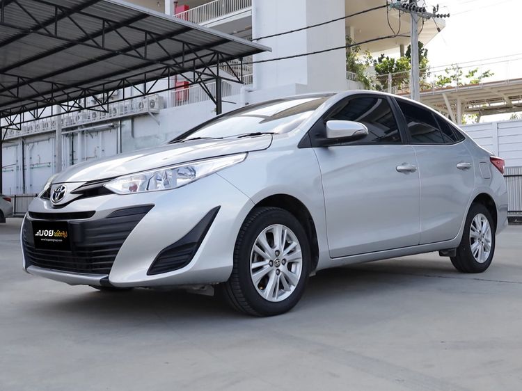 รถ Toyota Yaris ATIV 1.2 E สี เทา