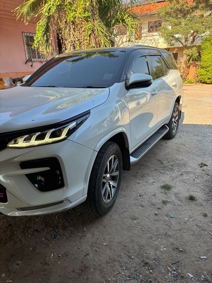 รถ Toyota Fortuner 2.4 V 4WD สี ขาว