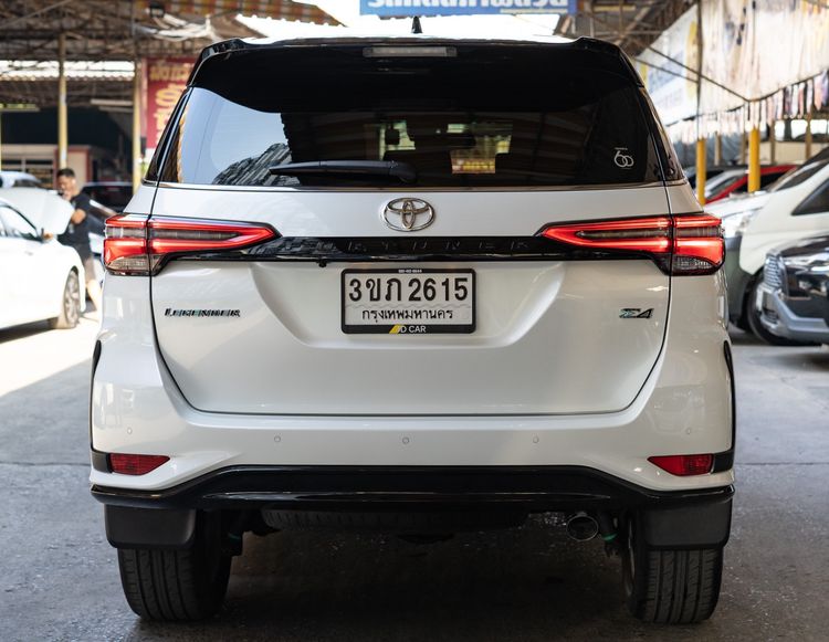Toyota Fortuner 2022 2.4 Legender Black Top 4WD Utility-car ดีเซล ไม่ติดแก๊ส เกียร์อัตโนมัติ ขาว รูปที่ 4