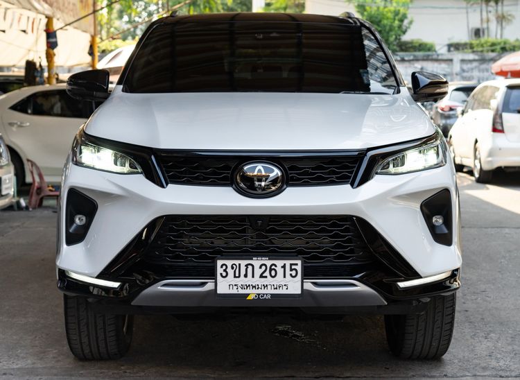 รถ Toyota Fortuner 2.4 Legender Black Top 4WD สี ขาว