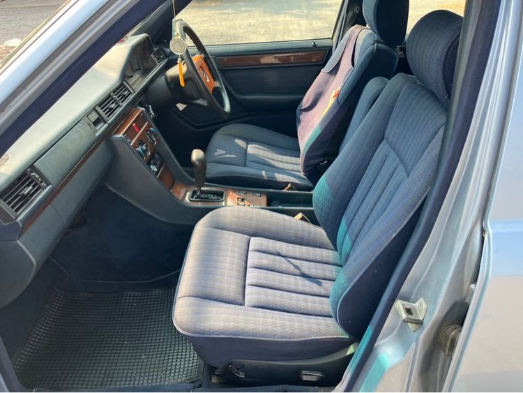 รถ Mercedes-Benz E-Class E230 สี ฟ้า