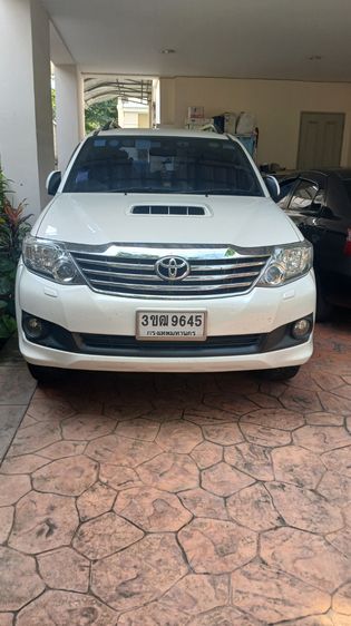 รถ Toyota Fortuner 3.0 V 4WD สี ขาว