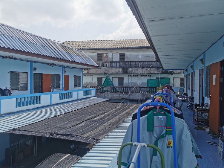 ขายที่ดินเนื้อที่ 2 ไร่ 2 งาน 75 ตารางวา พร้อมห้องชุด 66ห้อง+บ้าน2หลัง รูปที่ 4