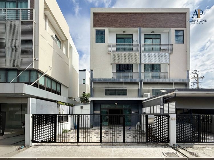 โฮมออฟฟิต 3.5 ชั้น  District เอกมัย - รามอินทรา เพียง 6.69 ล้าน