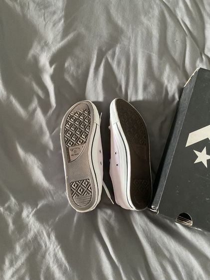 Converse CTAS ม่วง ไซส์ 39 ตำหนิจุดส้มจางๆ ตรงหัวรองเท้าซักออก รูปที่ 3