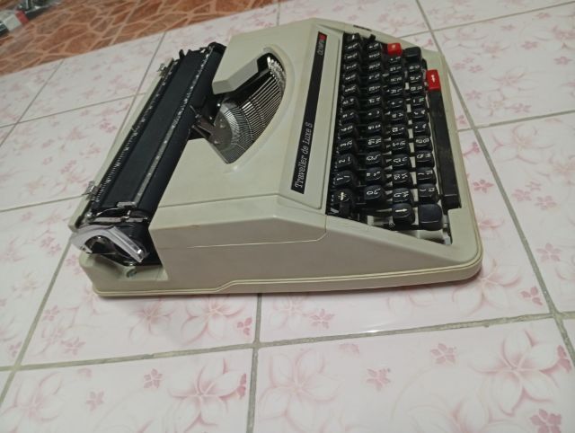 เครื่องพิมพ์ดีดยี่ห้อ Traveller de Luxe S รุ่น Olympia รูปที่ 2