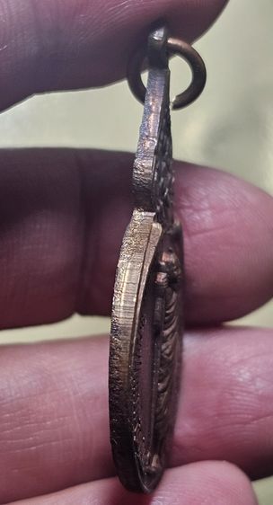 เหรียญยืนถือไม้เท้า หลังตรา ภปร.หลวงปู่แหวน วัดดอยแม่ปั๋ง อ.พร้ าว จ.เชียงใหม่ ปี 2519  รูปที่ 7