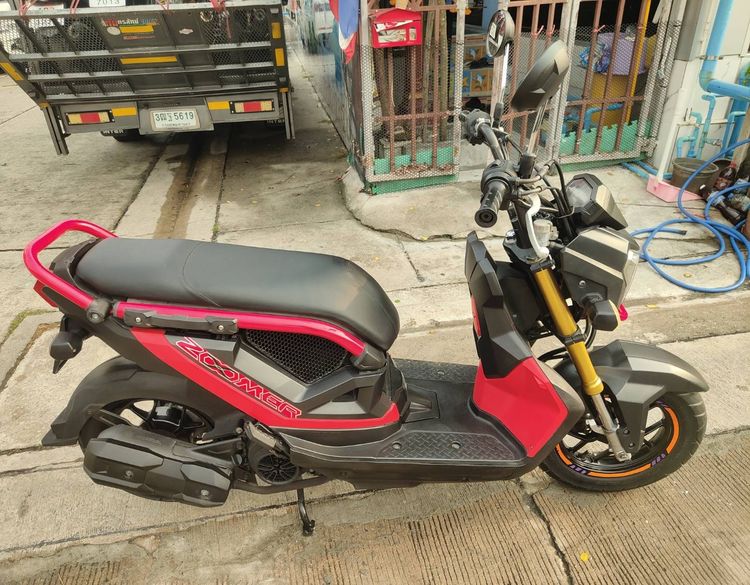 🛵ยังไงก็ขาย ZOOMER-X ปี 61 เครื่องดี สีสวย สตาร์ทมือ เล่มชุดโอนครบ+เปลี่ยนถ่ายน้ำมันเครื่องฟรี ส่งฟรี30 ก.ม รูปที่ 3