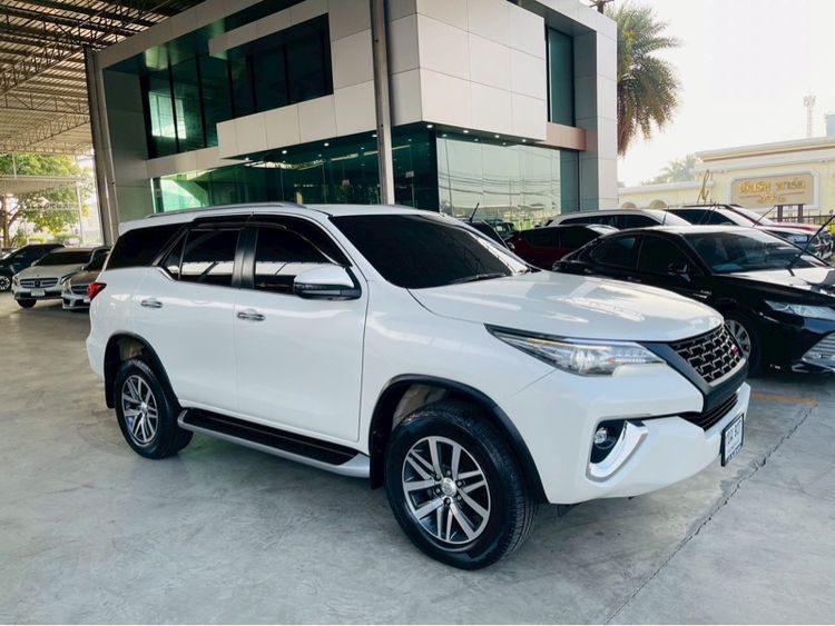 รถ Toyota Fortuner 2.4 V สี ขาว
