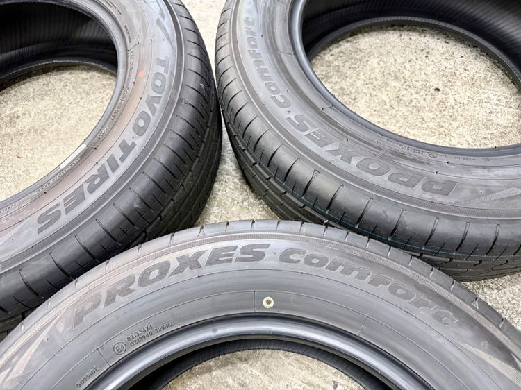 ยางถอดป้ายแดงขอบ 17” ยี่ห้อ TOYO TIRES รุ่น PROXES COMFORT ขนาด 225-65R17 ปี 25 MADE IN JAPAN สีเส้นตุ่มหน้ายางยังอยู่ครบ รูปที่ 2