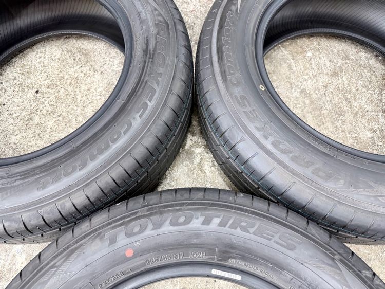 ยางถอดป้ายแดงขอบ 17” ยี่ห้อ TOYO TIRES รุ่น PROXES COMFORT ขนาด 225-65R17 ปี 25 MADE IN JAPAN สีเส้นตุ่มหน้ายางยังอยู่ครบ