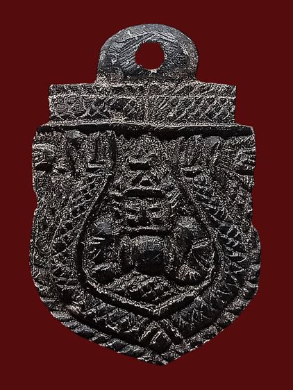 พระราหูอมจันทร์กะลาแกะเก่าด้านหลังมีรอยันต์หลายตัว