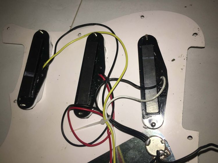 ปิคการ์ดกีตาร์ ทรง strat ขาว รูปที่ 2