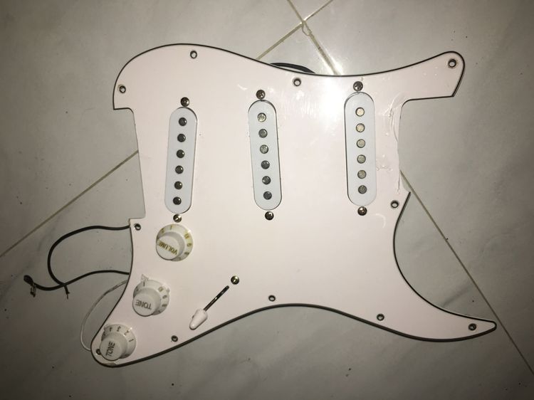 ปิคการ์ดกีตาร์ ทรง strat ขาว