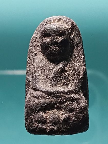 หลวงปู่ทวด พิมพ์พระรอด เนื้อว่าน ปี2497 รุ่นเเรก สภาพสวยเก่า เนื้อแห้งๆผิวหิ้งๆโดนแมลงสาปแทะนิดหน่อยครับ เนื่องจากวางไว้บนหิ้งมายาวนาน เก่า รูปที่ 3