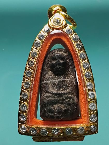 หลวงปู่ทวด พิมพ์พระรอด เนื้อว่าน ปี2497 รุ่นเเรก สภาพสวยเก่า เนื้อแห้งๆผิวหิ้งๆโดนแมลงสาปแทะนิดหน่อยครับ เนื่องจากวางไว้บนหิ้งมายาวนาน เก่า