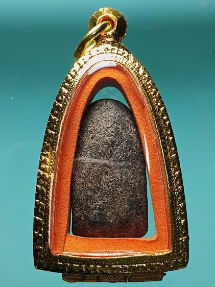 หลวงปู่ทวด พิมพ์พระรอด เนื้อว่าน ปี2497 รุ่นเเรก สภาพสวยเก่า เนื้อแห้งๆผิวหิ้งๆโดนแมลงสาปแทะนิดหน่อยครับ เนื่องจากวางไว้บนหิ้งมายาวนาน เก่า รูปที่ 2