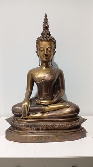 พระบูชาหลวงพ่อพระใส วัดโพธิ์ชัย จ.หนองคาย ปี 2552 รุ่นบารมีพ่อ หน้าตัก 16 นิ้ว ตอกเลข 302 เนื้อทองเหลือง