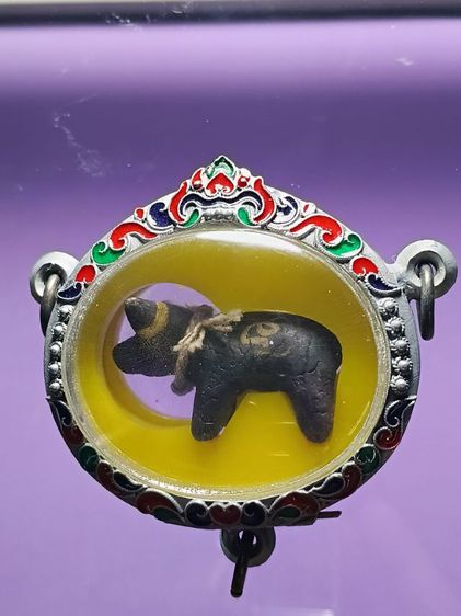 วัวธนู หลวงพ่อน้อย วัดศรีษะทอง จ.นครปฐม รุ่นเเรก สภาพสวย ไม่ผ่านการใช้ เจ้าของเดิมเลี่ยมตลับเงินลงยาสามห่วงเเล้วแขวนไว้หน้าหิ้งพระป้องกันภัย