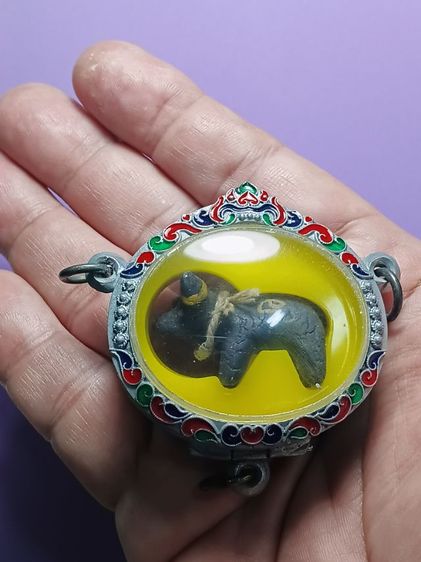 วัวธนู หลวงพ่อน้อย วัดศรีษะทอง จ.นครปฐม รุ่นเเรก สภาพสวย ไม่ผ่านการใช้ เจ้าของเดิมเลี่ยมตลับเงินลงยาสามห่วงเเล้วแขวนไว้หน้าหิ้งพระป้องกันภัย รูปที่ 5