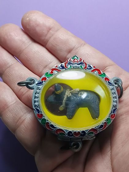 วัวธนู หลวงพ่อน้อย วัดศรีษะทอง จ.นครปฐม รุ่นเเรก สภาพสวย ไม่ผ่านการใช้ เจ้าของเดิมเลี่ยมตลับเงินลงยาสามห่วงเเล้วแขวนไว้หน้าหิ้งพระป้องกันภัย รูปที่ 3