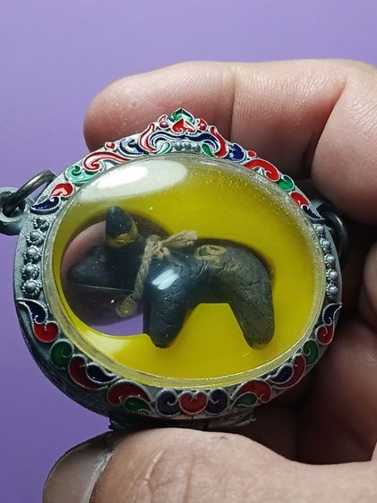 วัวธนู หลวงพ่อน้อย วัดศรีษะทอง จ.นครปฐม รุ่นเเรก สภาพสวย ไม่ผ่านการใช้ เจ้าของเดิมเลี่ยมตลับเงินลงยาสามห่วงเเล้วแขวนไว้หน้าหิ้งพระป้องกันภัย รูปที่ 8