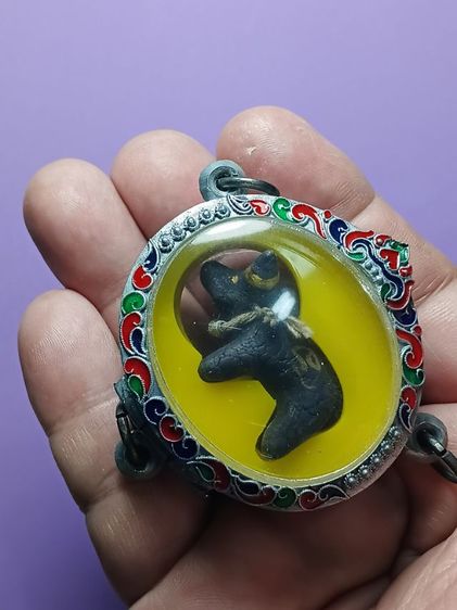 วัวธนู หลวงพ่อน้อย วัดศรีษะทอง จ.นครปฐม รุ่นเเรก สภาพสวย ไม่ผ่านการใช้ เจ้าของเดิมเลี่ยมตลับเงินลงยาสามห่วงเเล้วแขวนไว้หน้าหิ้งพระป้องกันภัย รูปที่ 7