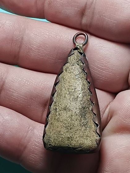 พระเลี่ยง กรุเก่า ขุดพบได้ที่กรุวัดประตูลี้ จ.ลำพูน องค์นี้สภาพสวยเลี่ยมจับขอบเก่า คนโบราณใช้ติดตัวประจำกายเก่ามาแต่ดั้งเดิม รูปที่ 6