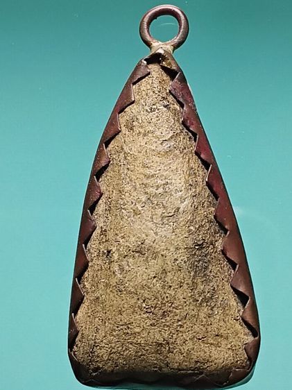 พระเลี่ยง กรุเก่า ขุดพบได้ที่กรุวัดประตูลี้ จ.ลำพูน องค์นี้สภาพสวยเลี่ยมจับขอบเก่า คนโบราณใช้ติดตัวประจำกายเก่ามาแต่ดั้งเดิม รูปที่ 2