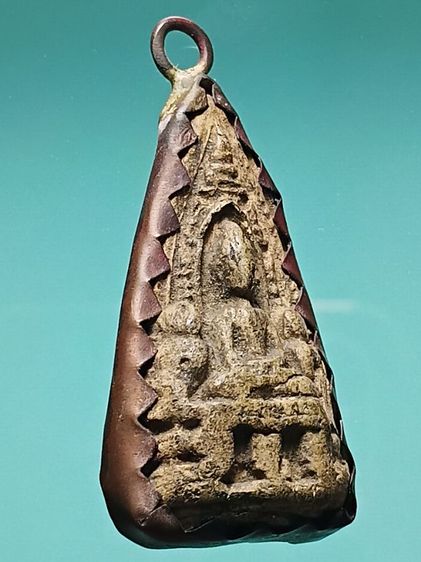 พระเลี่ยง กรุเก่า ขุดพบได้ที่กรุวัดประตูลี้ จ.ลำพูน องค์นี้สภาพสวยเลี่ยมจับขอบเก่า คนโบราณใช้ติดตัวประจำกายเก่ามาแต่ดั้งเดิม รูปที่ 4