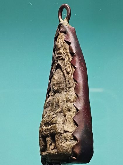 พระเลี่ยง กรุเก่า ขุดพบได้ที่กรุวัดประตูลี้ จ.ลำพูน องค์นี้สภาพสวยเลี่ยมจับขอบเก่า คนโบราณใช้ติดตัวประจำกายเก่ามาแต่ดั้งเดิม รูปที่ 3