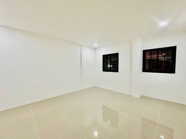 อื่นๆ 2010 มีบางส่วน ใช่ ขายทาวน์เฮ้าส์รีโนเวทใหม่ทั้งหลัง รูปที่ 2