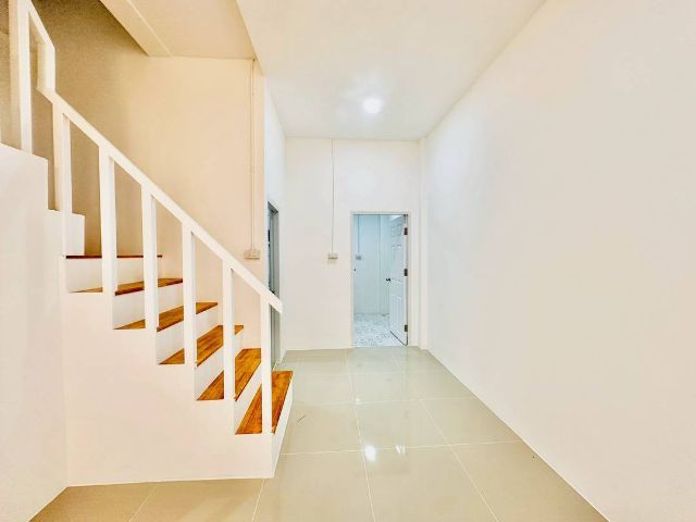 อื่นๆ 2010 มีบางส่วน ใช่ ขายทาวน์เฮ้าส์รีโนเวทใหม่ทั้งหลัง รูปที่ 3