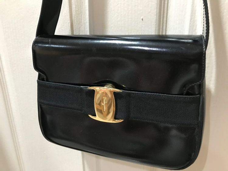 ต่อรองได้ Ferragamo ของแท้ หนังแก้ว คล้องไหล่ได้ สภาพดี รูปที่ 6