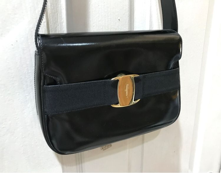 ต่อรองได้ Ferragamo ของแท้ หนังแก้ว คล้องไหล่ได้ สภาพดี รูปที่ 2