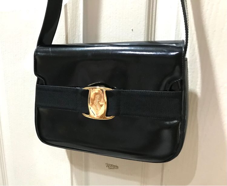 หญิง ดำ หนังแท้ อื่นๆ ต่อรองได้ Ferragamo ของแท้ หนังแก้ว คล้องไหล่ได้ สภาพดี