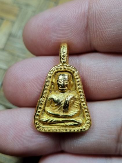 พระเหรียญจอบหลวงพ่อเงินสีทองเก่าๆ