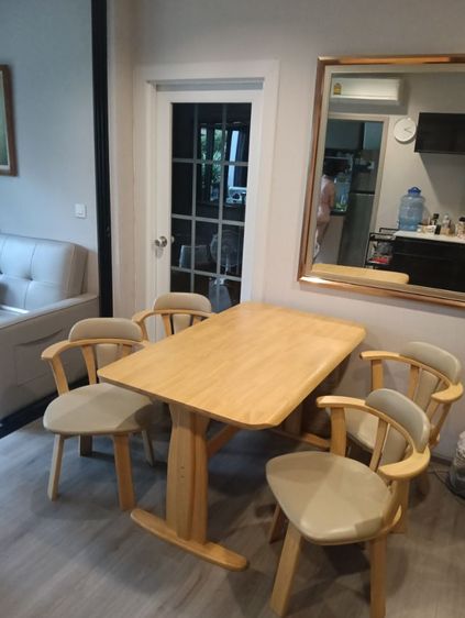 ขายชุดโต๊ะอาหารไม้จริงขนาด 135 cm x 80 cm สูง 75 cm พร้อมเก้าอี้หมุนได้ 4 ตัว สภาพ 95 เปอร์เซ็นต์ รูปที่ 4