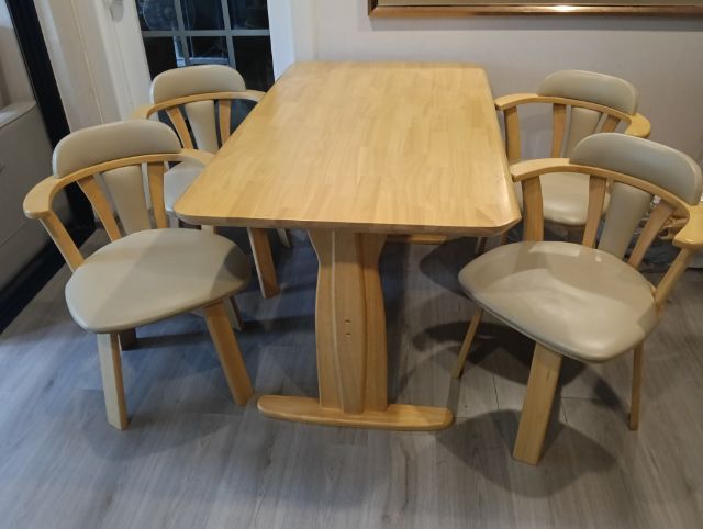 ขายชุดโต๊ะอาหารไม้จริงขนาด 135 cm x 80 cm สูง 75 cm พร้อมเก้าอี้หมุนได้ 4 ตัว สภาพ 95 เปอร์เซ็นต์ รูปที่ 2